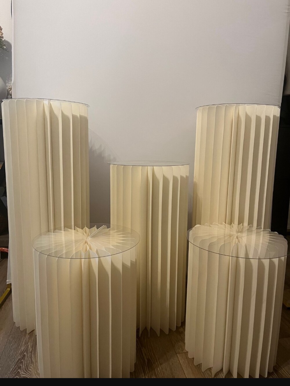 foldable paper/cardboard honeycomb cylinder pedestals With Clear Tops